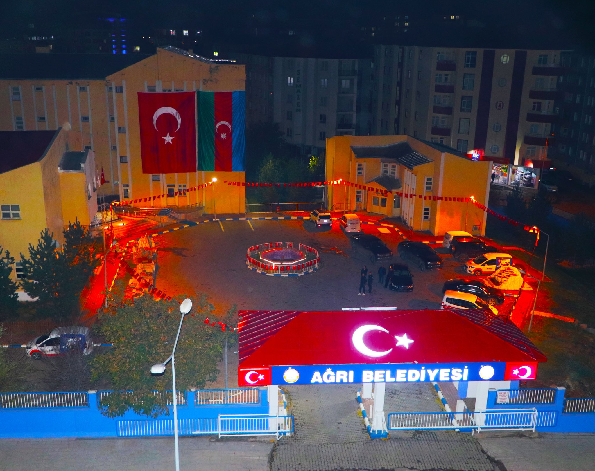 Ağrı Belediyesi binasına Azerbaycan bayrağı asıldı