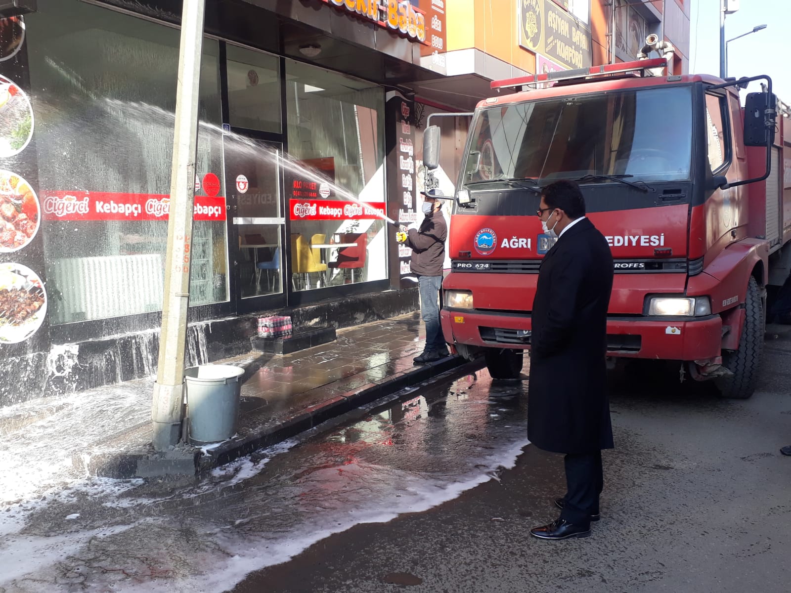 Ağrı’da cadde ve sokaklar koronavirüse karşı sabunlu su ile yıkanıyor