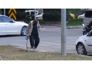 Engelli kardeş dilenciler, polisi görünce yürümeye başladı