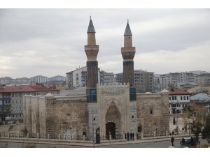 749 yıllık Gök Medrese, ihtişamıyla büyülüyor