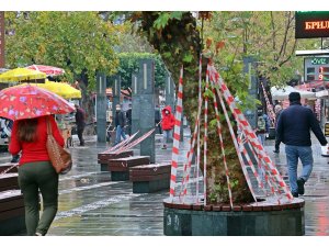 Antalya’da banklar şeritlerle kapatıldı