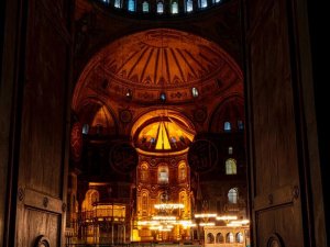 Ayasofya’nın hat levhaları bakıma alınıyor