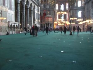 Ayasofya’da dev iskelenin kaldırıldığı yere halı serildi