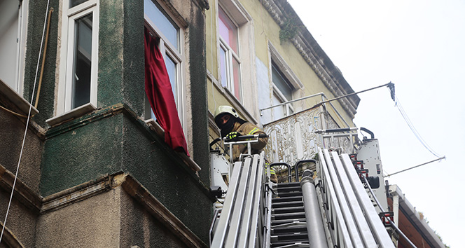 Beyoğlu'nda yangın korkuttu