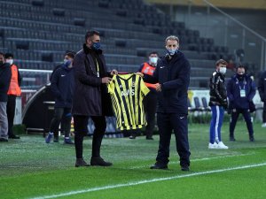 Kadıköy’de Erdoğan Yılmaz’a imzalı forma