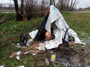 Israrla çadırda kalmak istedi, belediye ikna etti, “Benim evim Paris’te” dedi