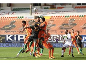 Süper Lig: Aytemiz Alanyaspor: 2 - Medipol Başakşehir: 0 (İlk yarı)