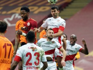 Süper Lig: Galatasaray: 0 - Antalyaspor: 0 (İlk yarı)