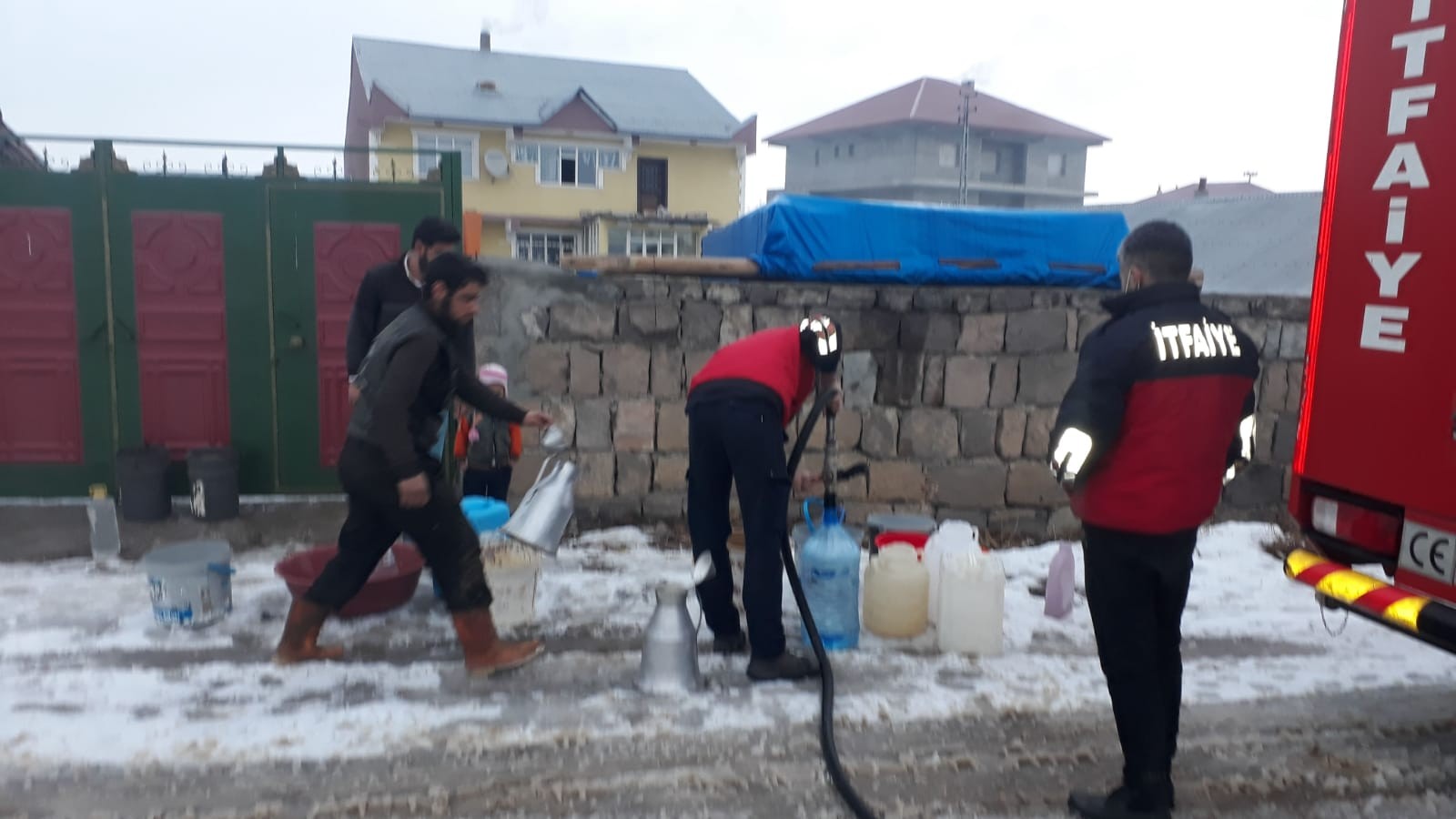 Ağrı’da itfaiye ekipleri suları donan vatandaşlara su taşıdı