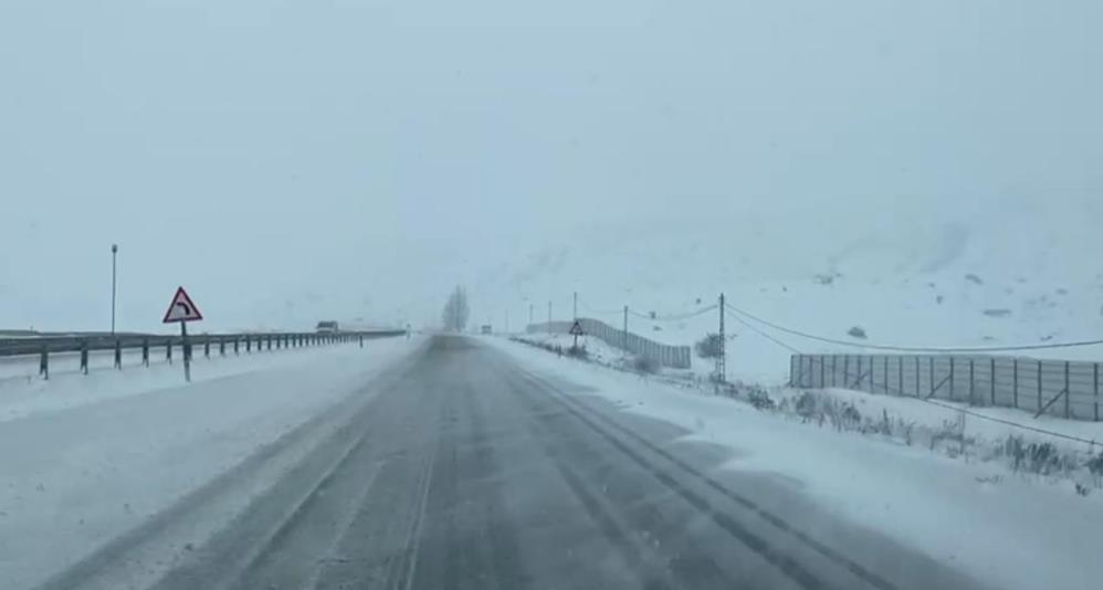 Ağrı-Erzurum karayolunda kar ve tipi nedeniyle ulaşım güçlükle sağlanıyor