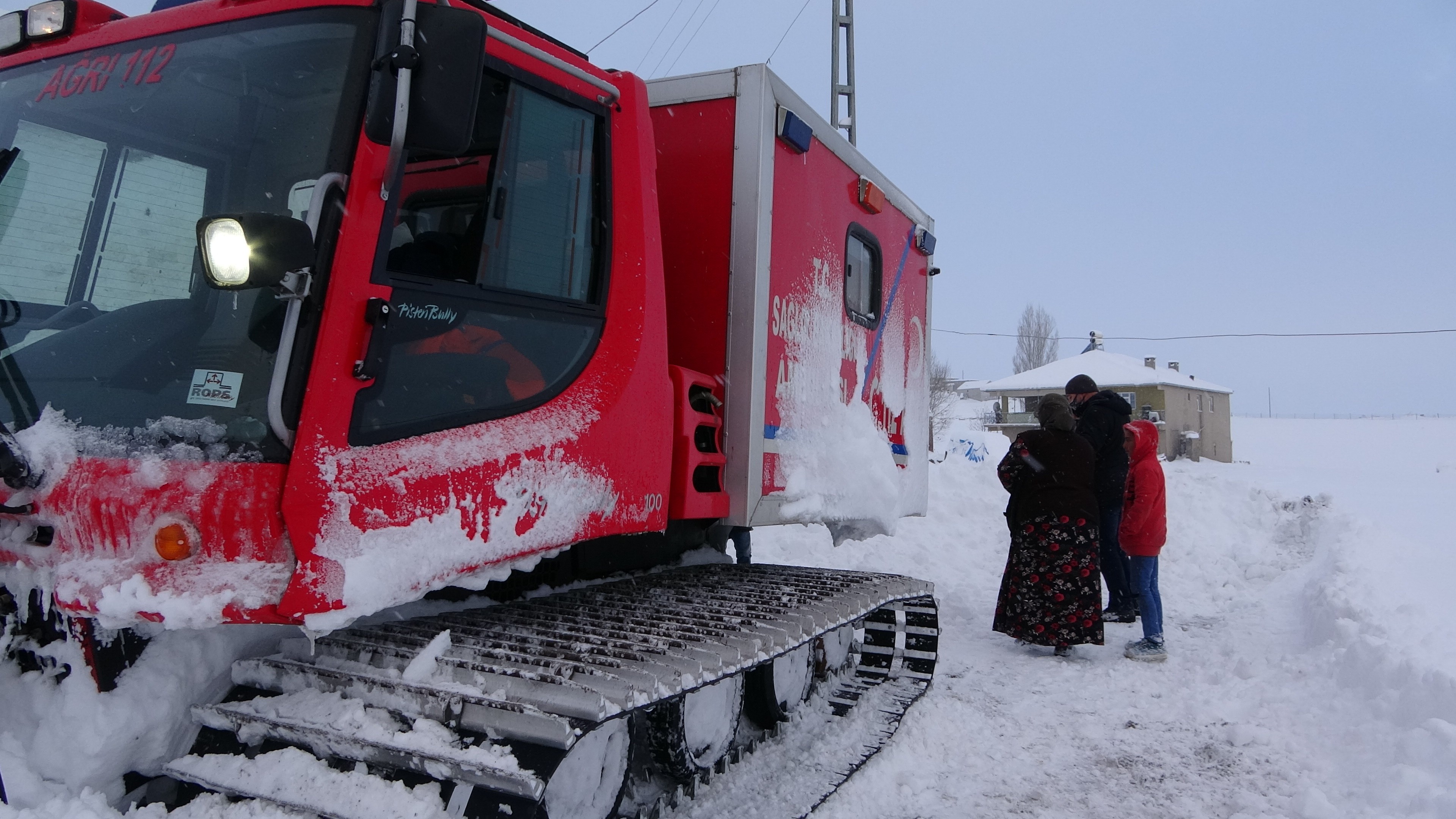Köyde mahsur kalan hasta kadın paletli ambulansla kurtarıldı