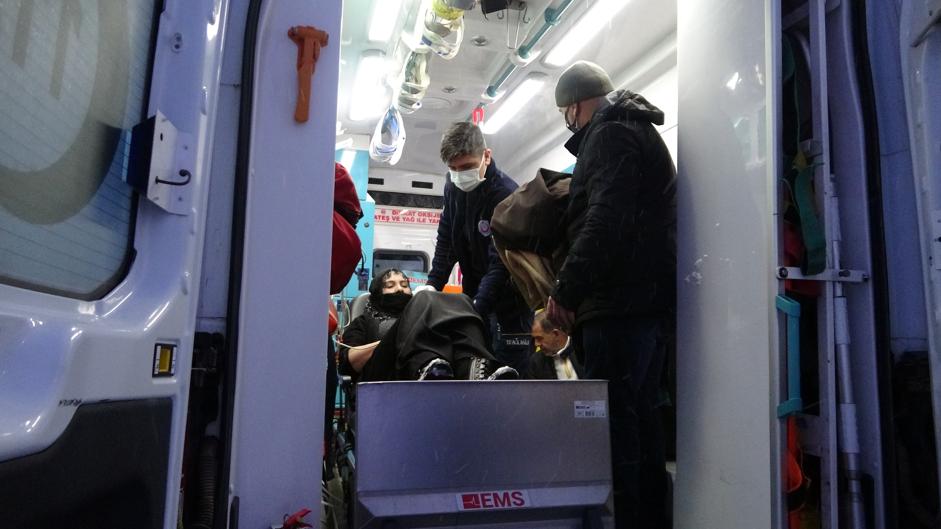 Ağrı'da kar nedeniyle köyde mahsur kalan hasta kadın paletli ambulansla kurtarıldı