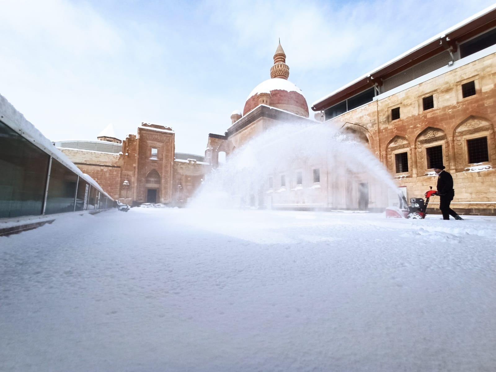 Tarihi İshak Paşa Sarayı'nda kar temizliği