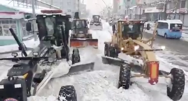 Ağrı Belediyesi eksi 30 derecede kar temizleme çalışmalarına devam ediyor