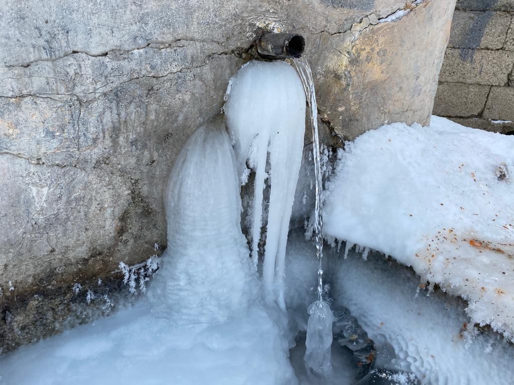 Ağrı’da dondurucu soğuklar nedeniyle musluklardan akan sular dondu