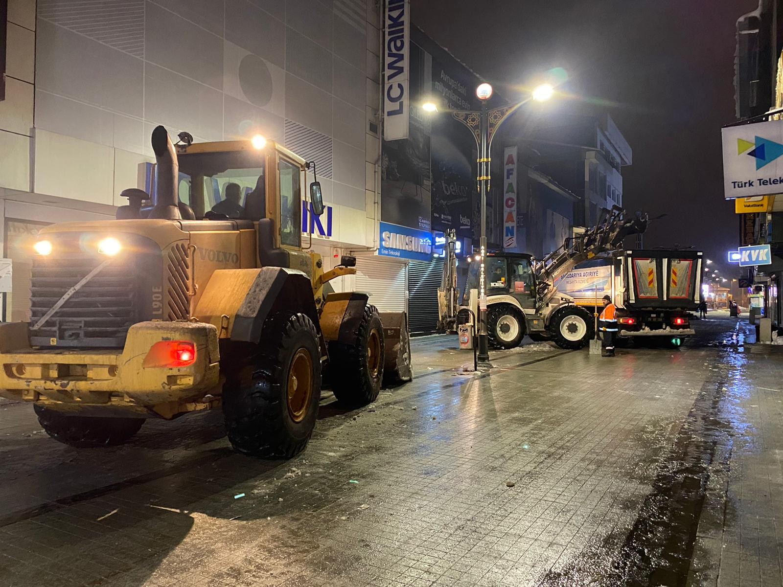 Ağrı Belediyesi kar temizleme çalışmalarına aralıksız devam ediyor