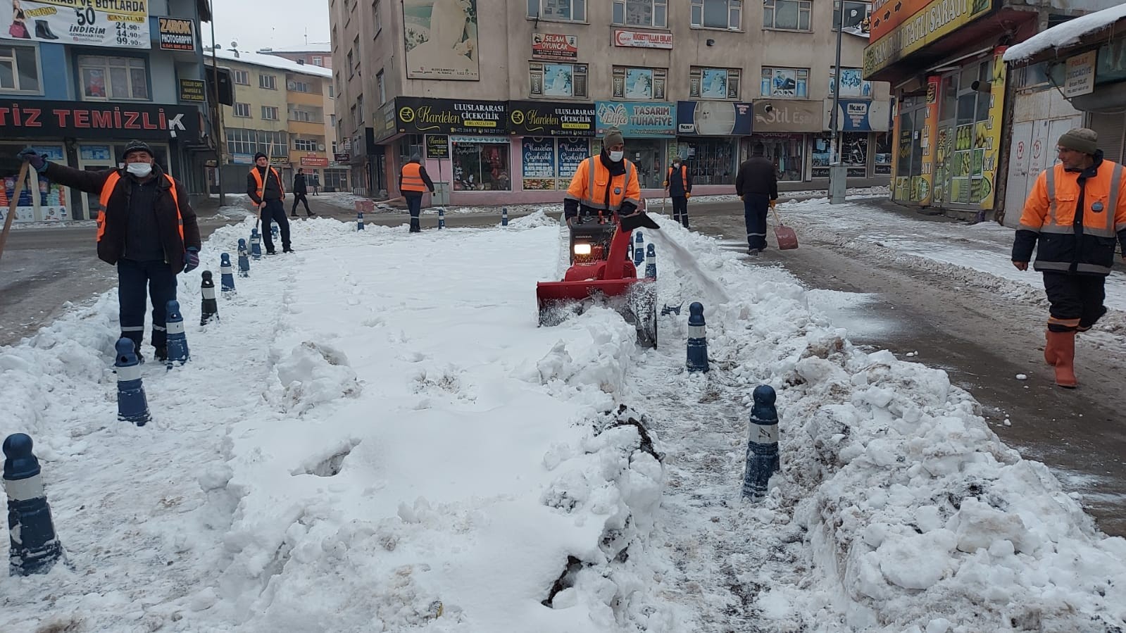 Ağrı’da cadde ve sokaklarda biriken kar birikintileri temizleniyor