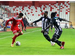 Süper Lig: FT Antalyaspor: 1 - Beşiktaş: 0 (İlk yarı)