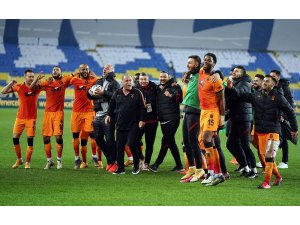 Galatasaraylı futbolcular galibiyet deplasman tribününde kutladı