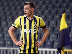 Mesut Özil: "Yolumuz uzun ve inşallah sonu şampiyonluk olacak"