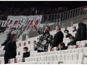 Cenk Tosun maçı tribünden takip etti