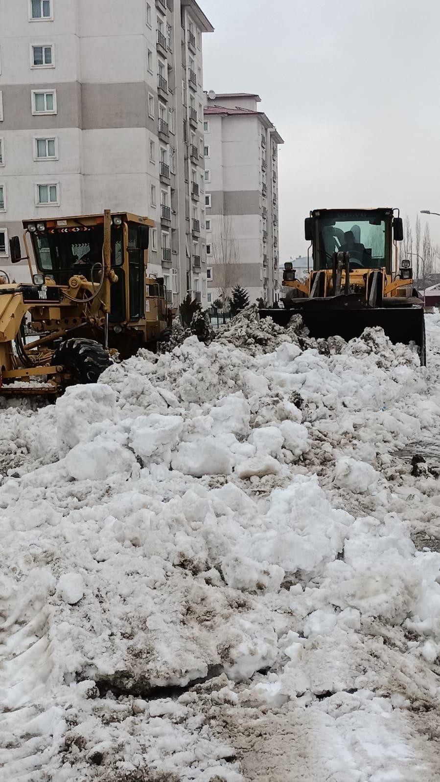 Ağrı Belediyesi kar temizleme çalışmalarını sürdürüyor