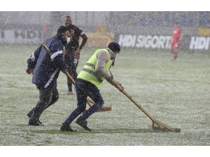 Gençlerbirliği - Beşiktaş maçında çizgiler beyaza büründü