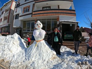 Oğluna kardan gelin yaptı