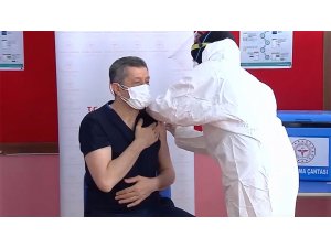 Milli Eğitim Bakanı Selçuk, Covid-19 aşısı yaptırdı