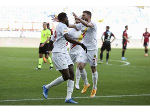 Süper Lig: Gençlerbirliği: 0 - Yeni Malayatspor: 1 (İlk yarı)