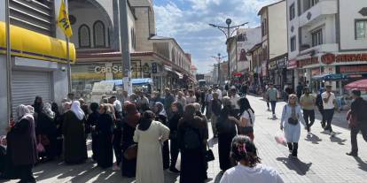 Ağrı’da PTT Şubeleri Önünde Uzun Yardım Kuyrukları