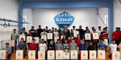 Eleşkirt Belediyesi’nde Güreş Takımı’na spor malzemesi