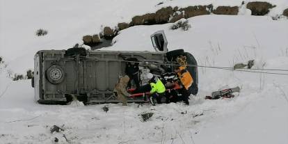 Erzurum'da minibüs şarampole devrildi