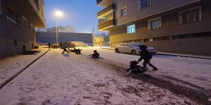 Ağrı'da Buz Tutan Sokaklar, Çocuklara Kayak Pisti Oldu