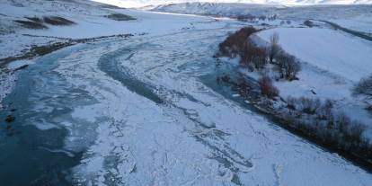 Ağrı'da Murat Nehri buza kesti