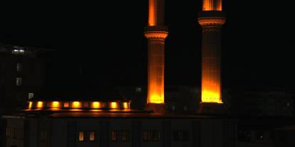 Hacı Halis Ünsal Camii’nin Minareleri Geceyi Aydınlattı