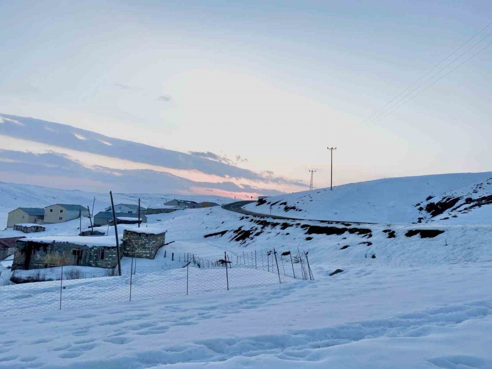 Ağrı’da kar fırtınası dondurdu