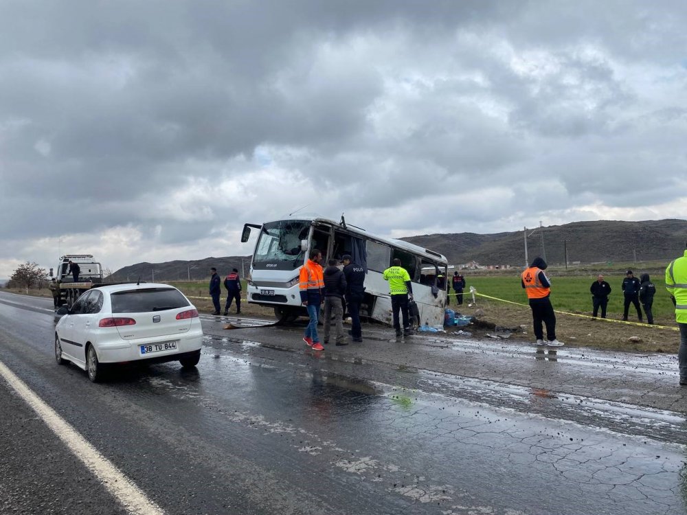 Cezaevi aracı devrildi, mahkumlar ve askerler yaralı