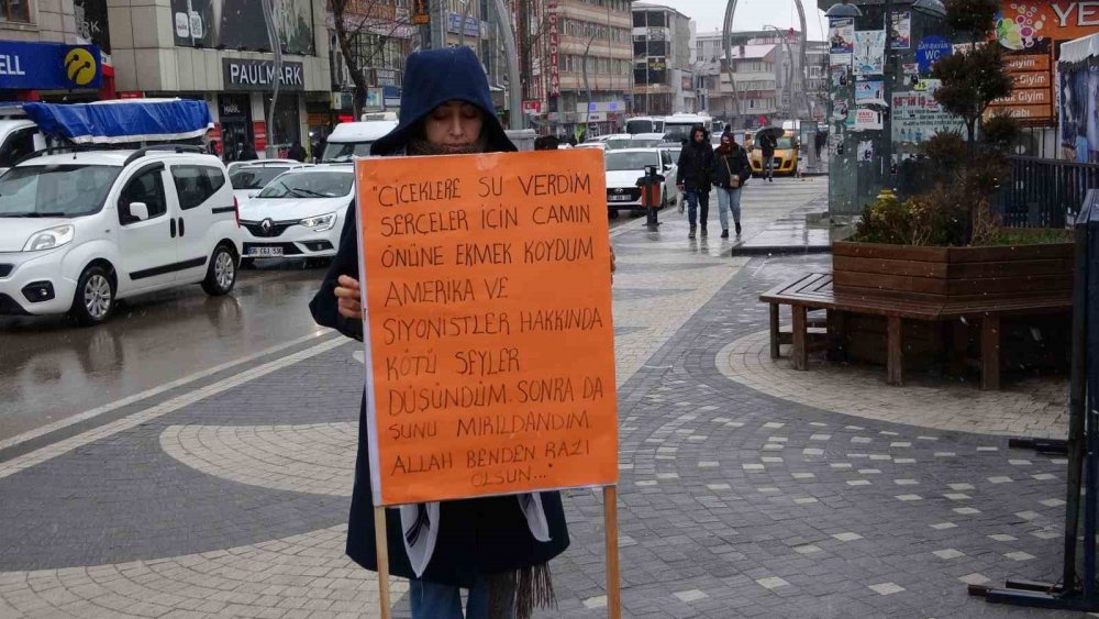 Günlerdir Gazze için aynı yerde pankart açıyorlar