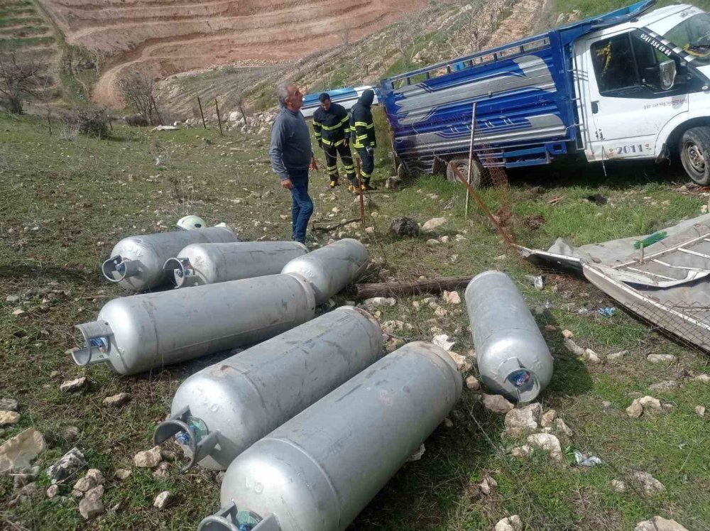 Tüp taşıyan kamyonet devrildi; faciaya ramak kaldı