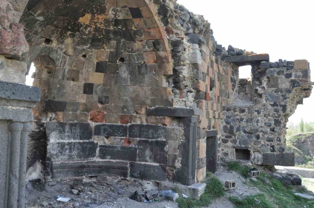 Kars’ta define avcıları ’Gürcü Kilisesi’ talan etti