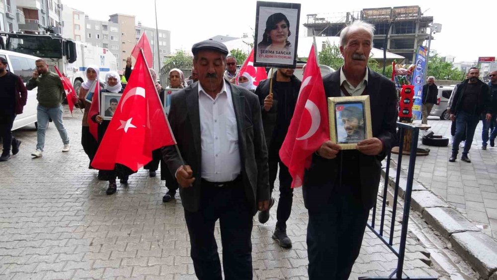 Vanlı aileler tüm koşullara rağmen evlatlarını bekliyor