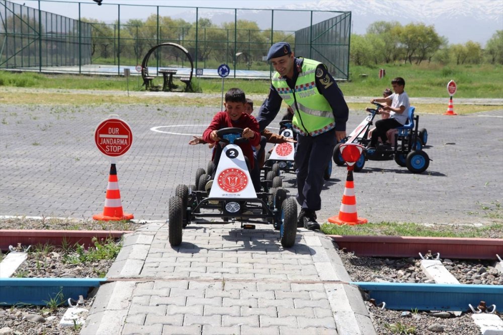 Muş’ta öğrencilere trafik eğitimi verildi