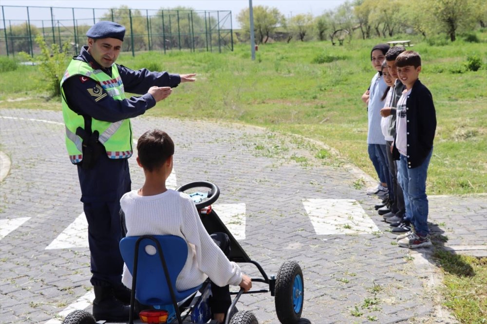 Muş’ta öğrencilere trafik eğitimi verildi