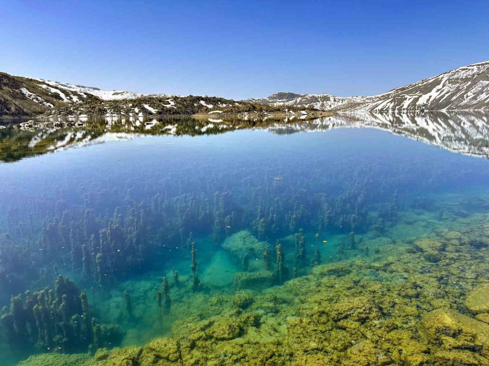 Nemrut Krater Gölü turistlere doğayla iç içe yaşama keyfini sunuyor