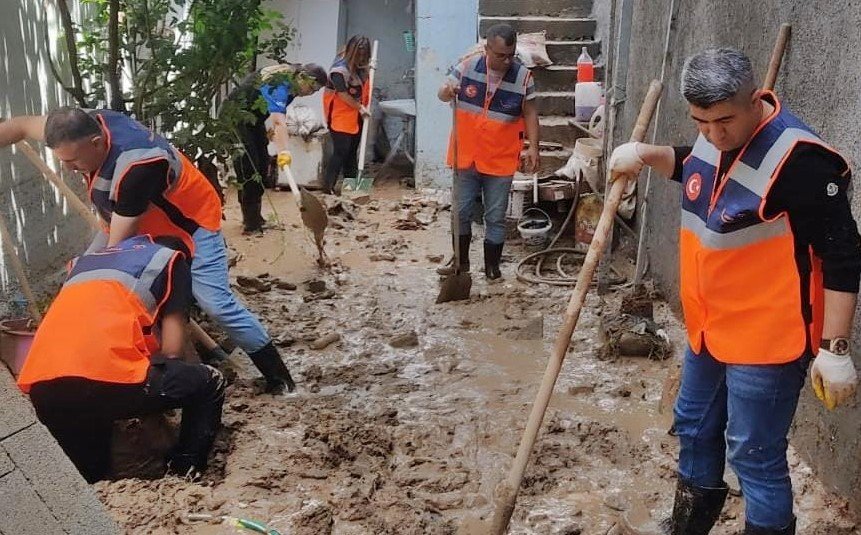 AFAD gönüllüleri, Cizre’de sel felaketinin yaralarını sarıyor