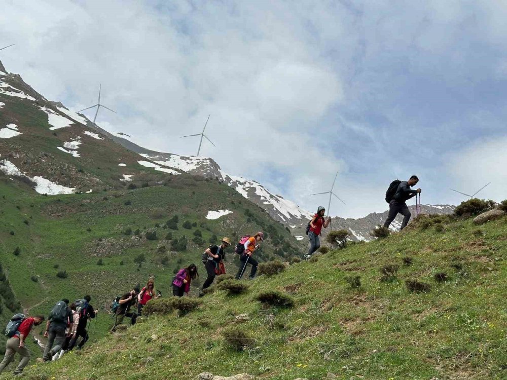 Dağcılar yenilenebilir enerjiye dikkat çekmek için tırmandı