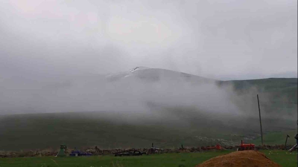 Kars'ta Dumanlı Dağı zirvesi kartpostallık görüntü oluşturdu