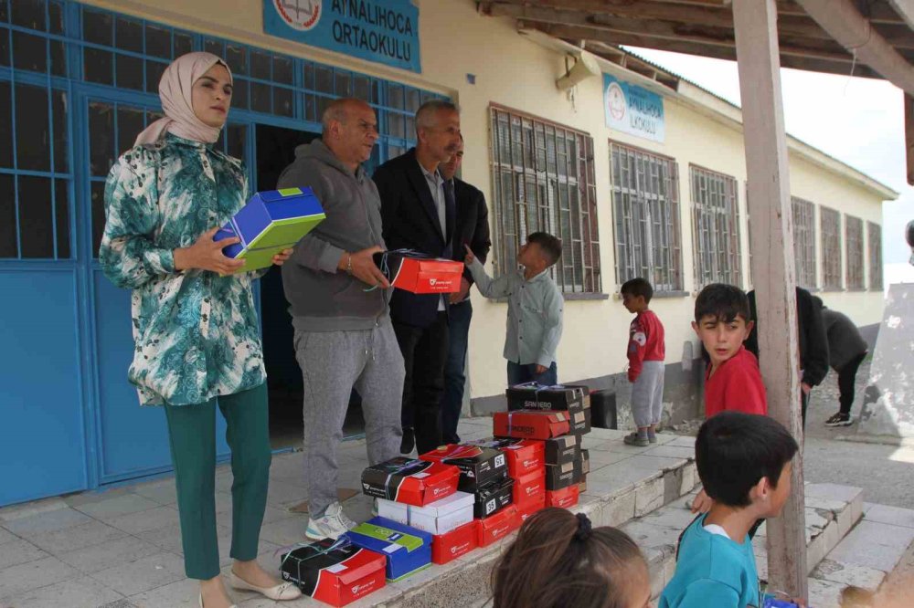 Zorluklarla öğretmen olan Tümay, Malazgirt’te çocukları sevindirdi