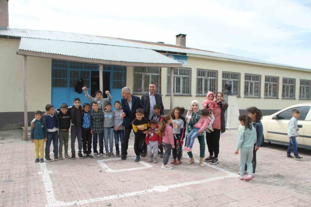 Zorluklarla öğretmen olan Tümay, Malazgirt’te çocukları sevindirdi